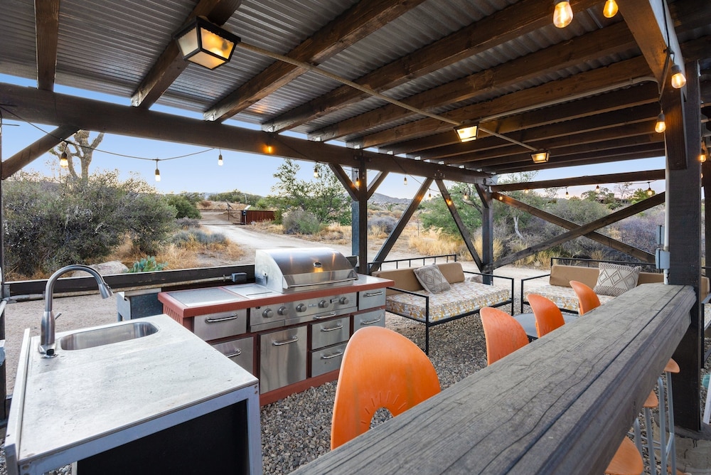 Jackalope Junction-pool, Hot Tub, Fire Pit, Bbq & Desert Views! 2 Bedroom Home by RedAwning