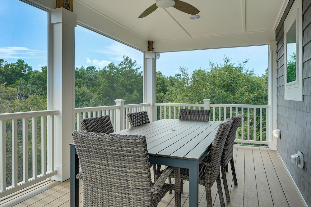 Walk to Beach: Southern Shores Retreat w/ Hot Tub