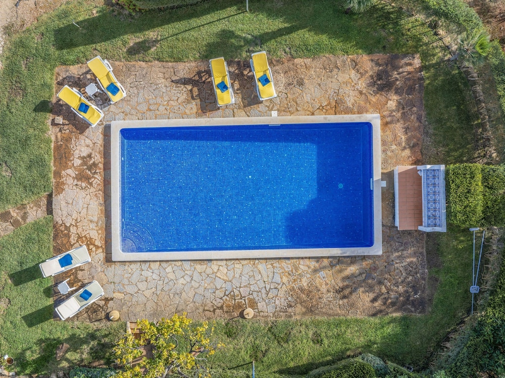 Muxima in Quelfes With 3 Bedrooms and 2 Bathrooms
