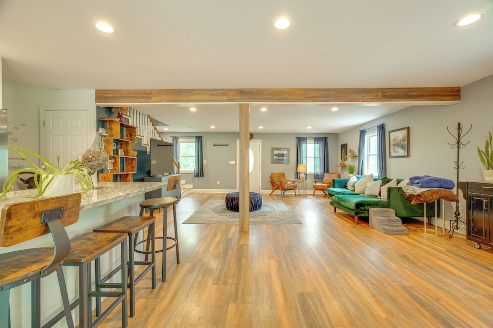 Walk to Putnam Lake: Updated Home w/ Deck