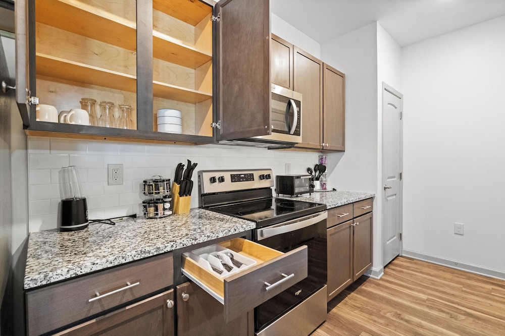 Upscale King 2BR Suite Mins to Charlotte