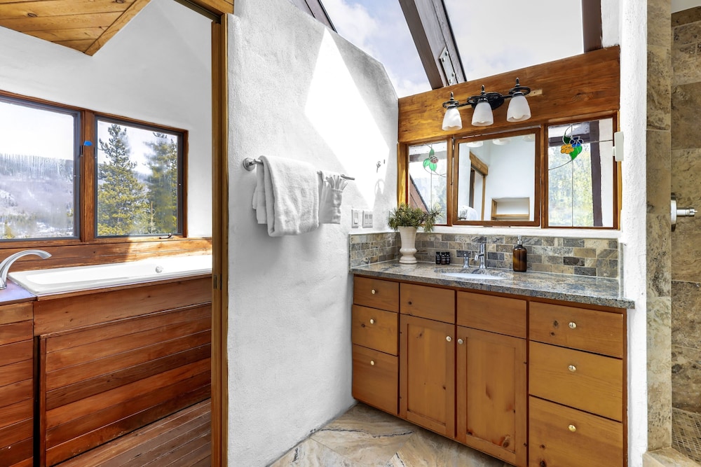 Treehouse by Avantstay Secluded Mountain Cabin w Views Hot Tub Treehouse