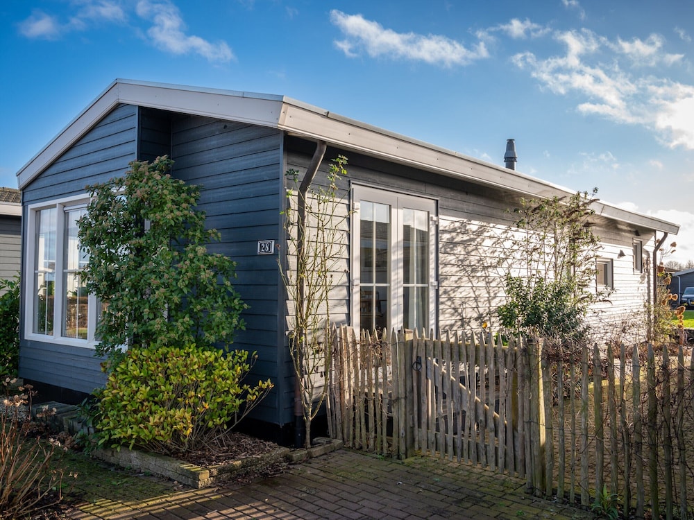 Canal-side Stay, Giethoorn view 4