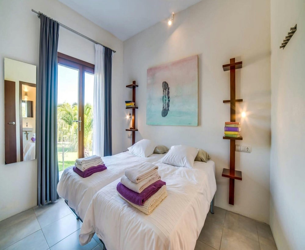 Spacious Villa With Infinity Pool