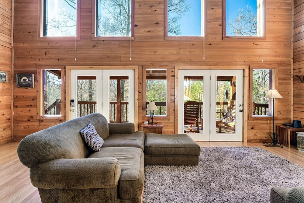 Stunning Cabin w Hot Tub Pool Table Arcades