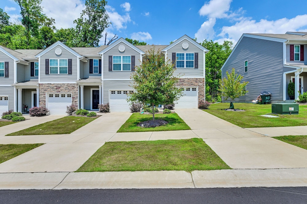 7 Mi to Uptown - Pet-friendly 2-story Townhome!