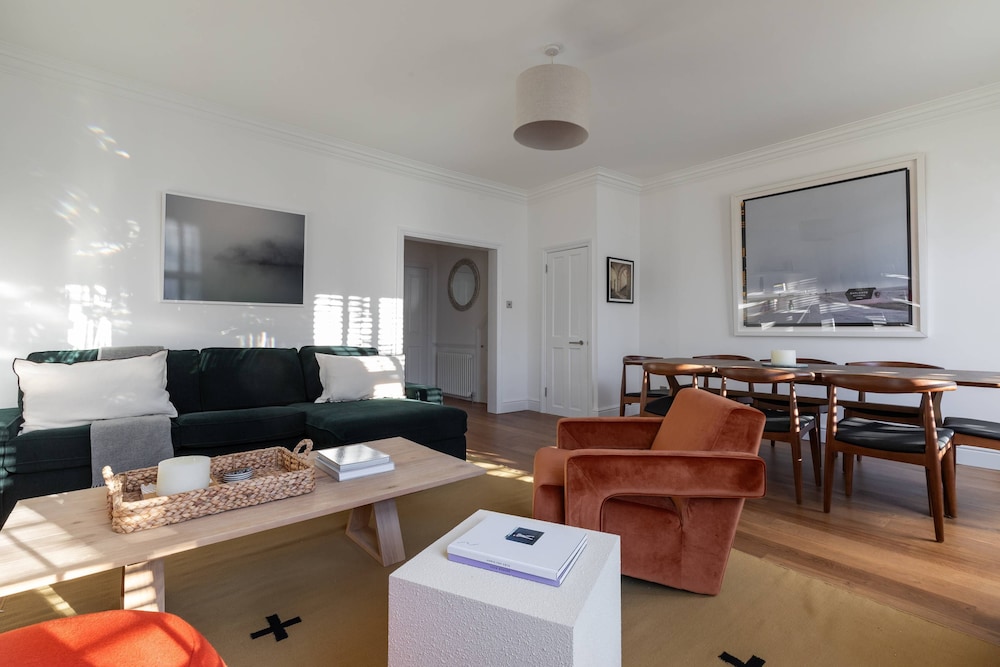 St Stephen's Gardens VII by Onefinestay