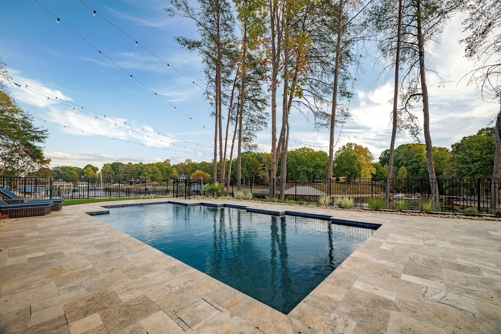 Blue Heron by Avantstay Lakefront Dock Pool Theater Sleeps 22