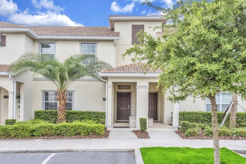 Storey Lake 4 Bed Townhome! 4 Bedroom Townhouse by Redawning - Image 1