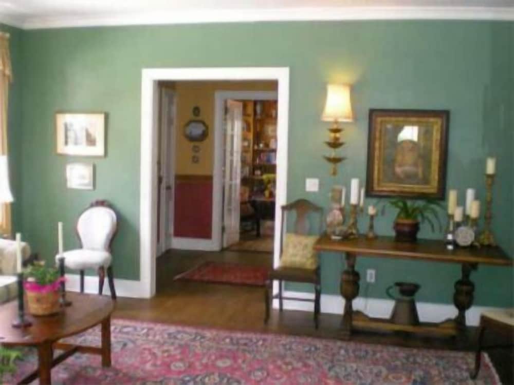 Oak Manor Inn