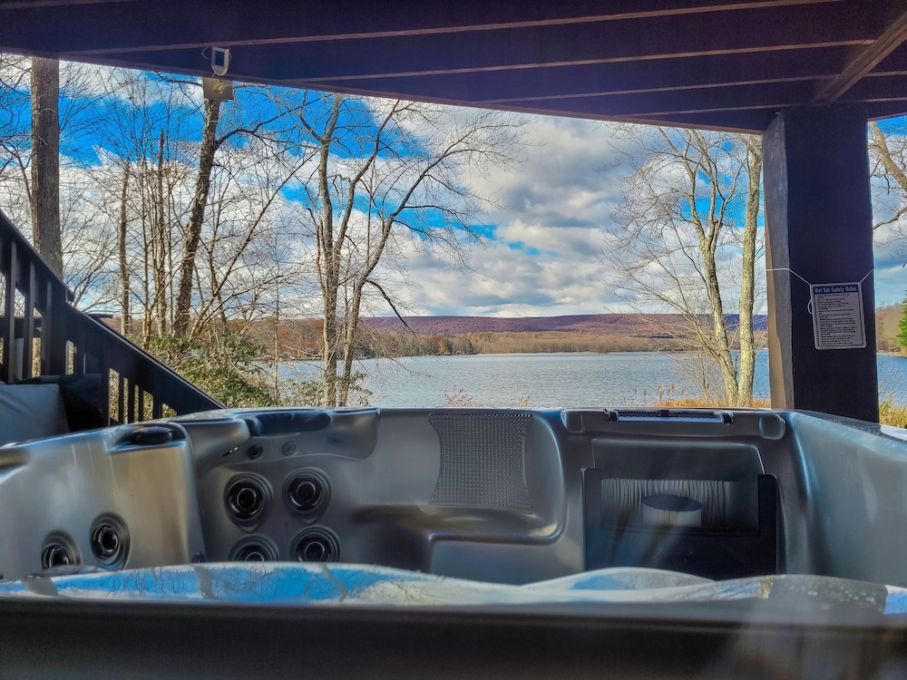 Lakefront Dock Hottub Pooltable Kayaks 75 TV