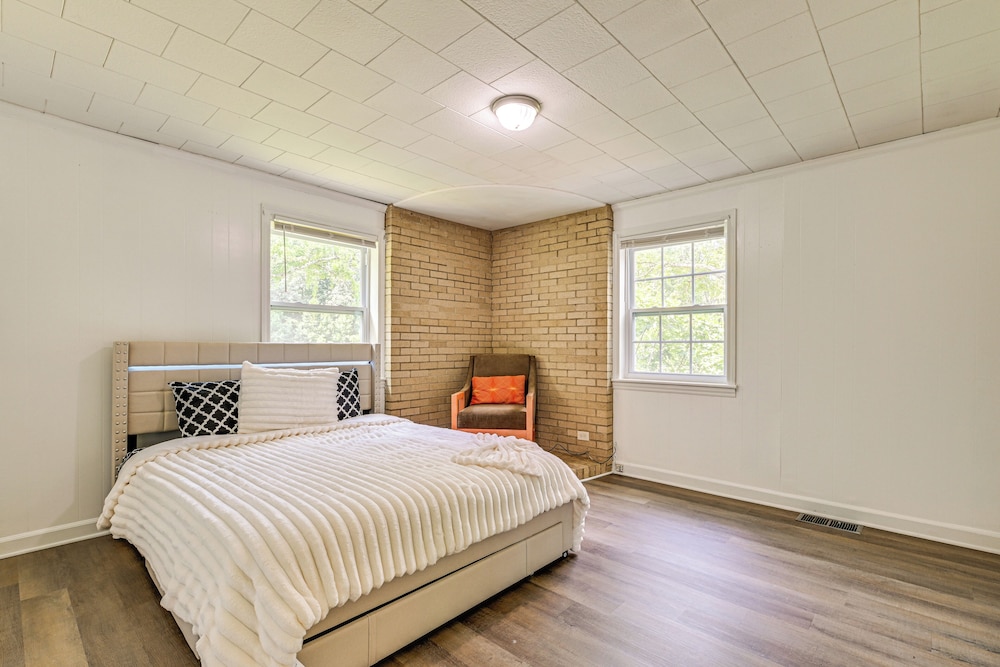6 Mi to Dtwn: Charming Home w/ Yard in Charlotte