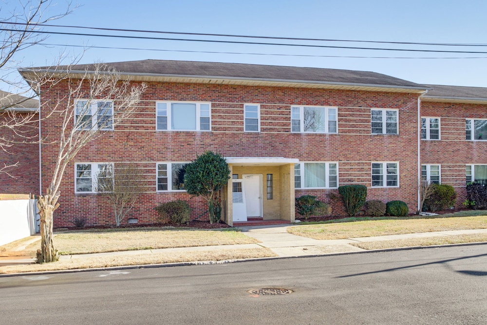 Cambridge Apt in Walkable Neighborhood
