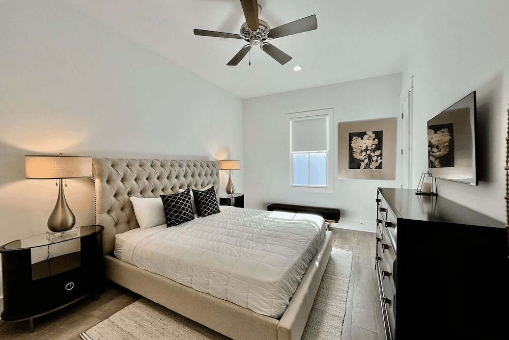 Casa d' Azure by Avantstay Sleeps 18, Private Pool, Golf Cart Included
