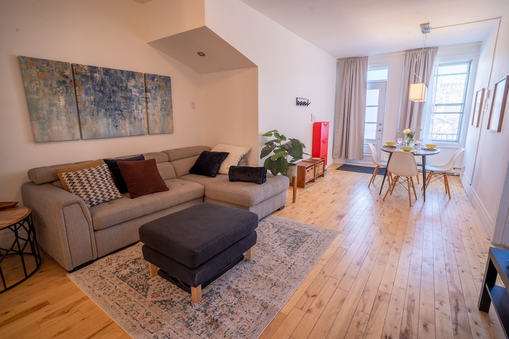 SUPERB 1 Bed Apt. Steps Away From Metro