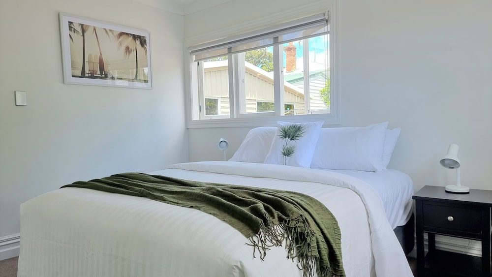 Cheerful 5 - Bedroom Home - Free Parking view 3