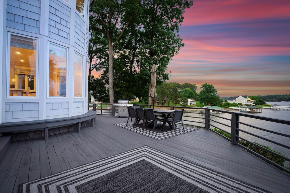 Paradise Pointe by Avantstay Lakefront Views Playset