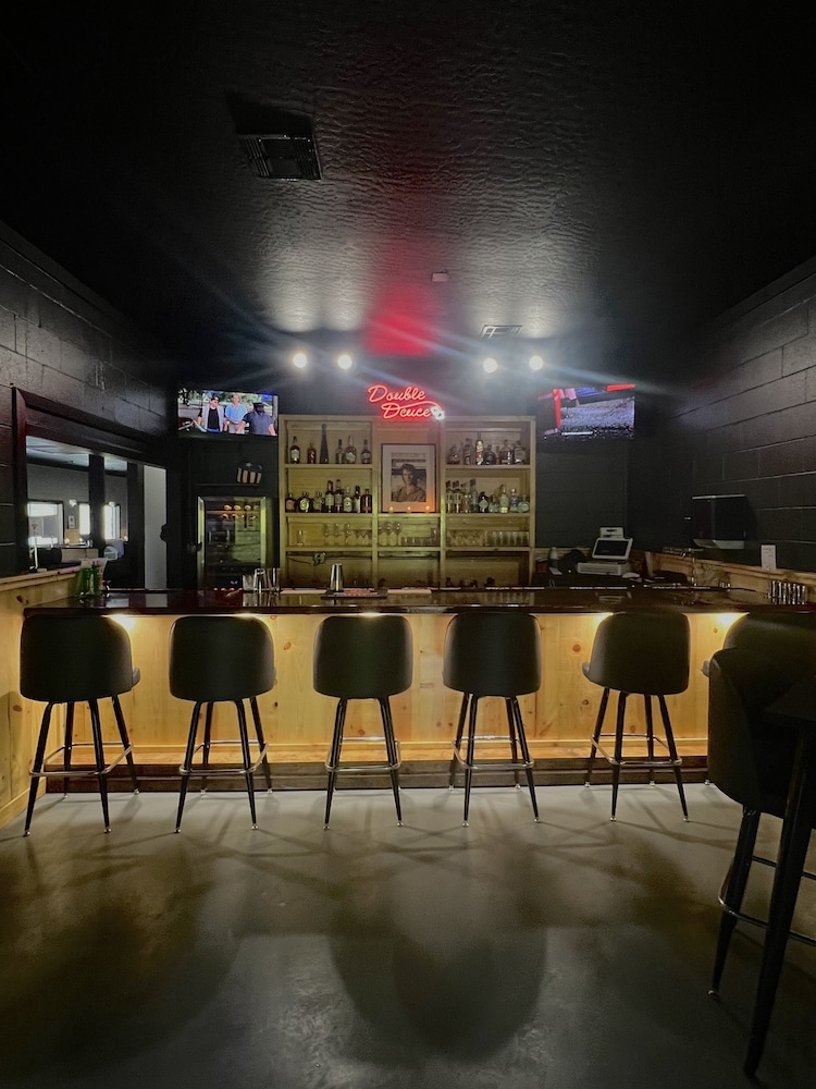 Road House Hotel  RV Park - Property Image 11