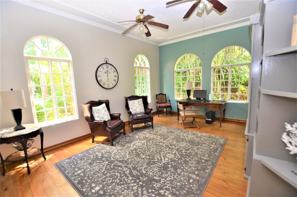 Summerhill, 8BR by Jamaican Treasures