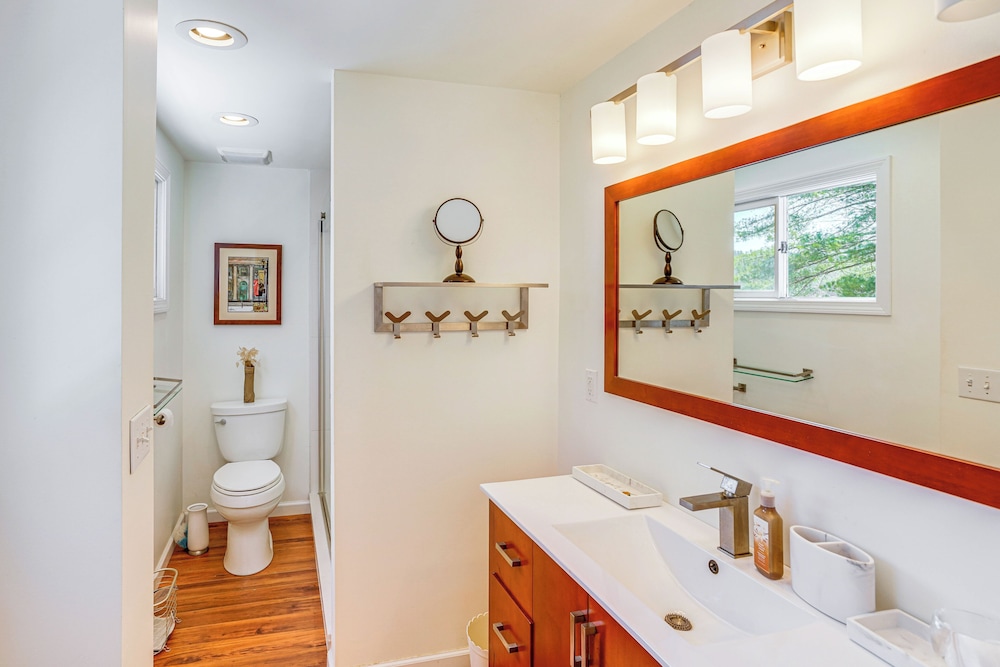 Watercrafts & Dock: Stunning Lakehouse in Becket!