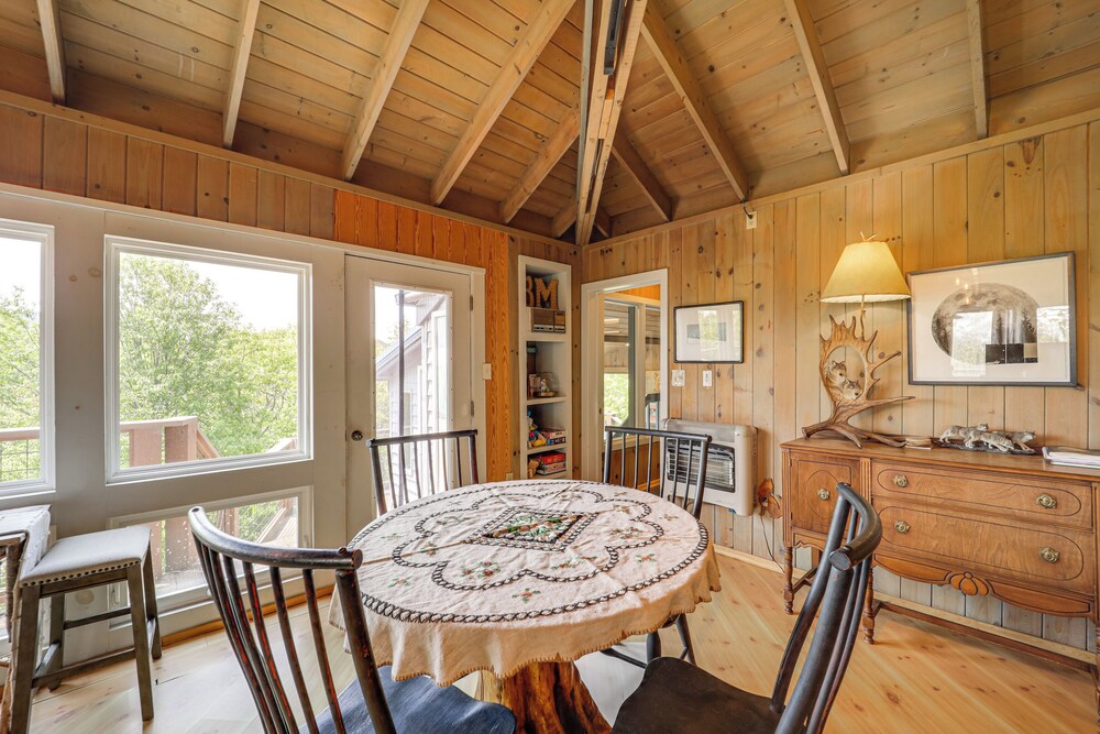 8 Mi to Ski Slopes! Hot Tub Haven in Seven Devils