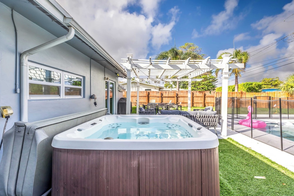 Pool, Hot Tub & Putting Green Near Deerfield Beach Oasis on Fourth by Avantstay