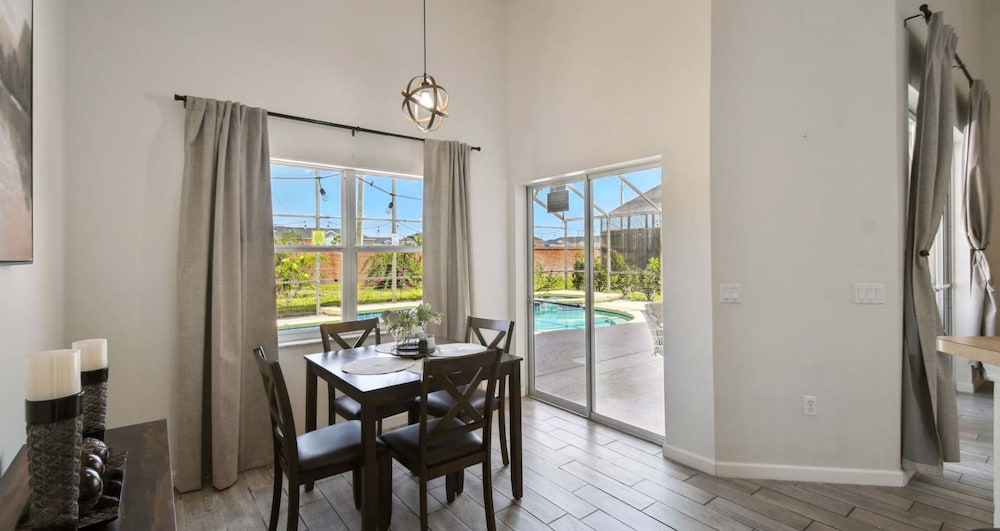 Large 6BR Family Home w Pool Hot Tub Games Room