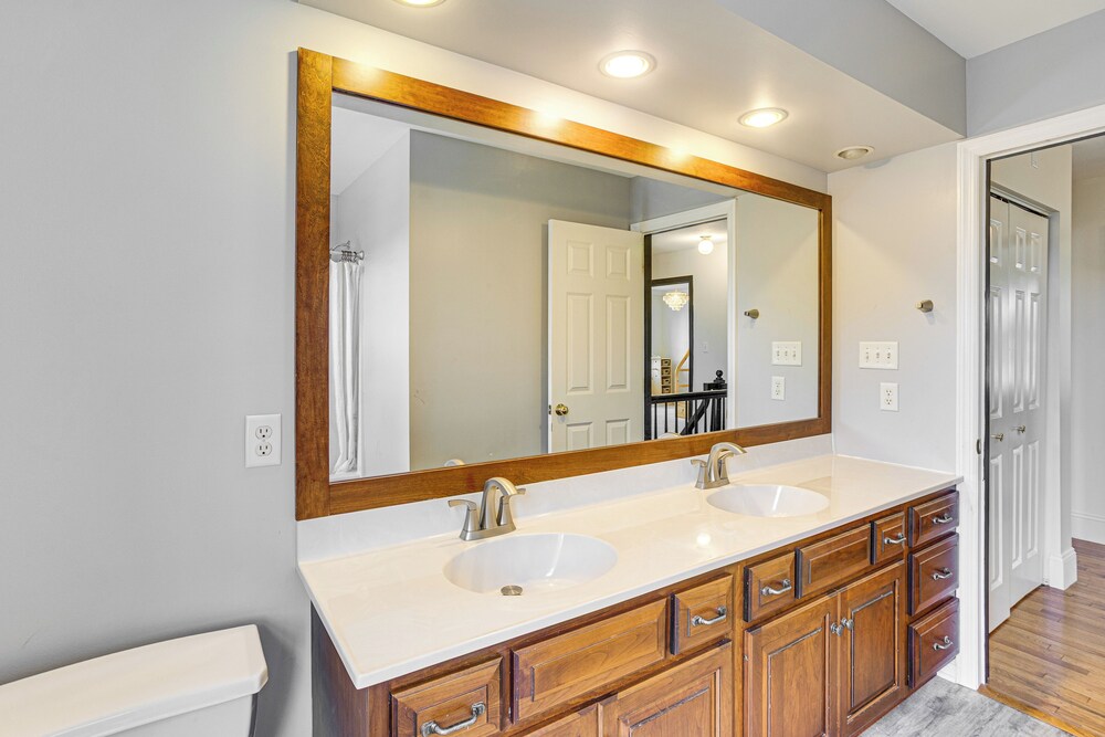 5 Mi to Dtwn York: Spacious Family Home