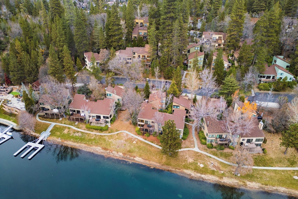 Arrowhead Lakeside Escape by Avantstay 3min Walk to Lake, Private Beach Access