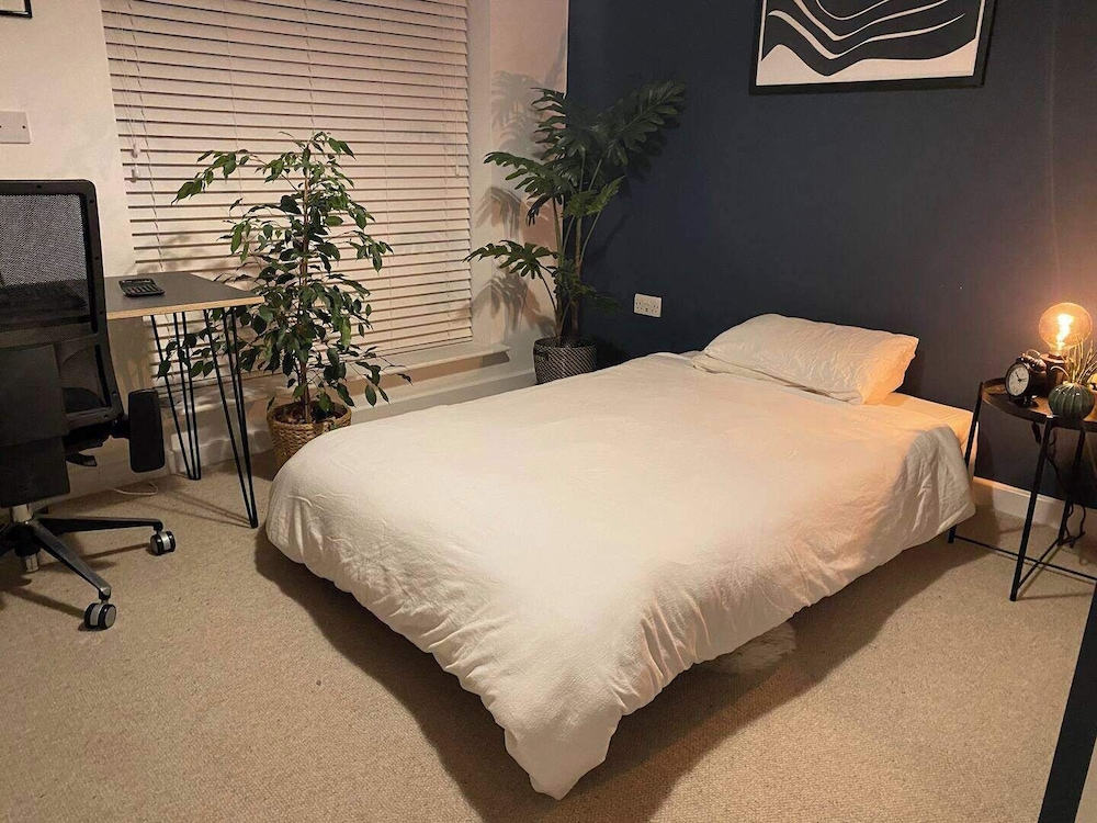 House-sleeps3-parking-garden-petfriendly