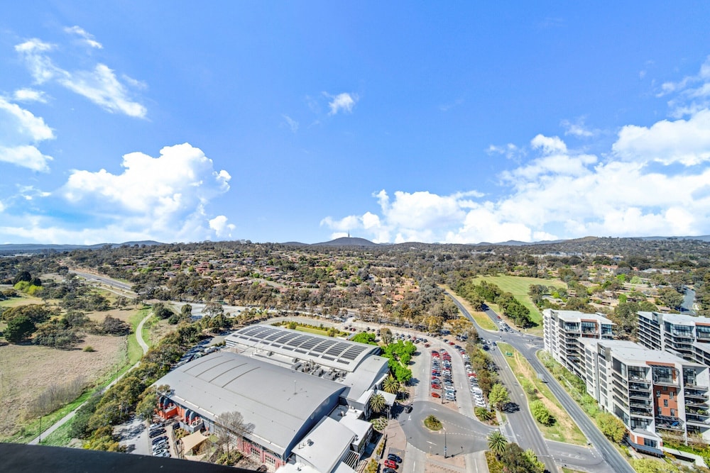 Chic 1-bed With Stunning Lake View & Indoor Pool