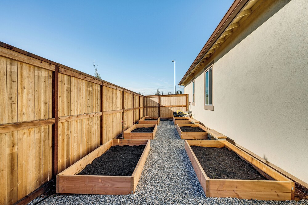 15 Mi to Dtwn Sacramento: Newly Built Home!