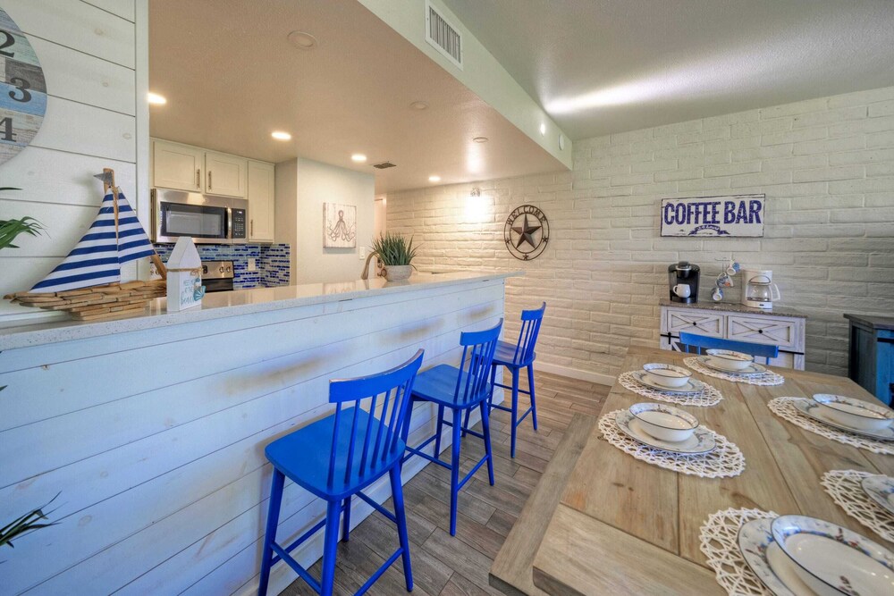 Sleeps 20 3 Condos w/ Beach Access, Pool, Tennis Courts Sea Sands Complex