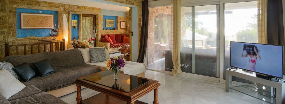 Maria Elena Villas