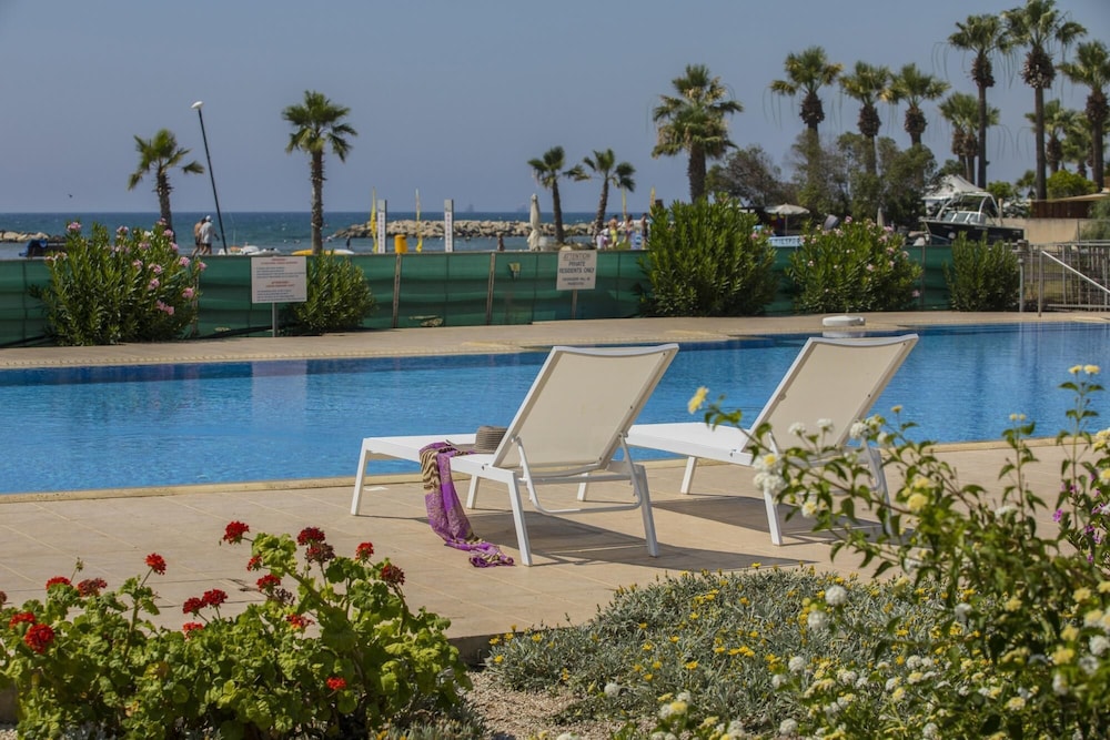 Lordos Sunshore Beachfront Suite