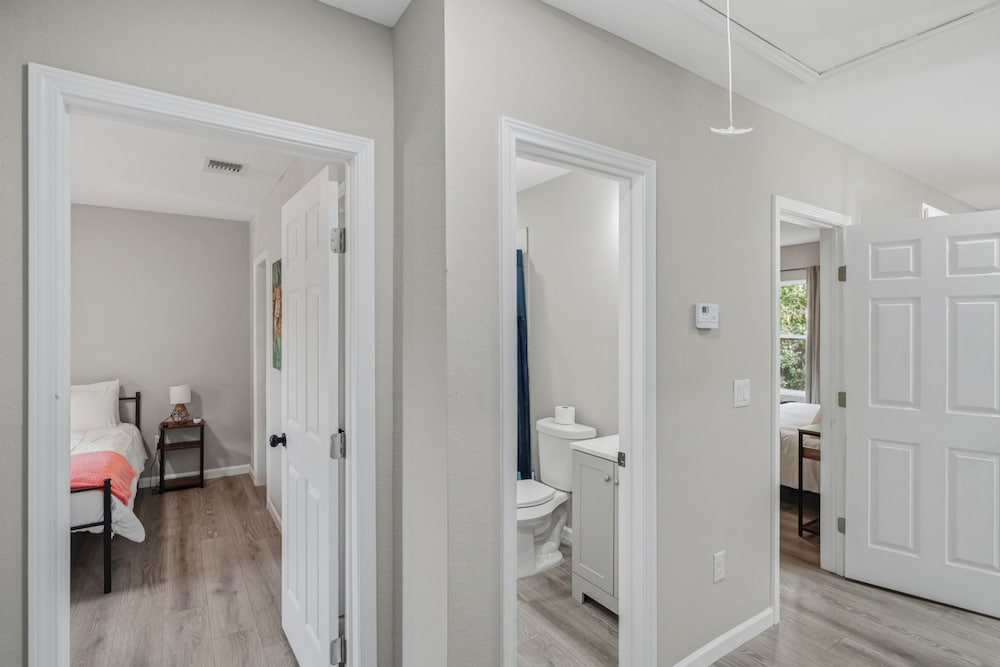 Cozy 3BR Suite Insuite Laundry Min to Downtown