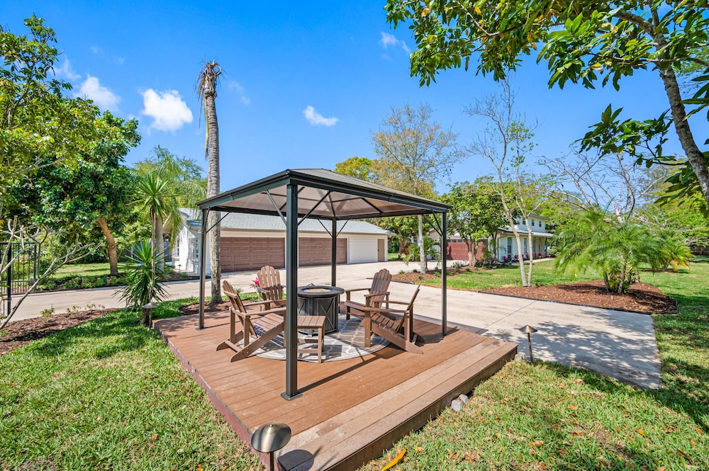 Luxury Retreat: Pool, Games, Basketball & More!