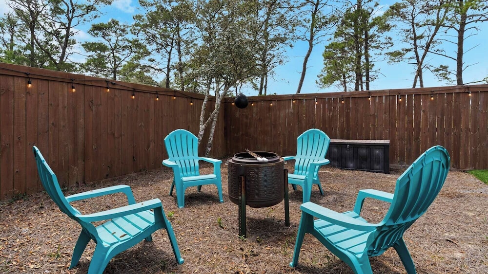 2BR Home, Private Heated Pool, 4 Bikes, Beach Access