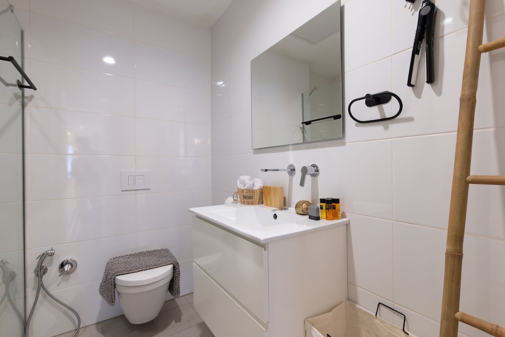 3 BR SeaFront APT Prestigious Tower