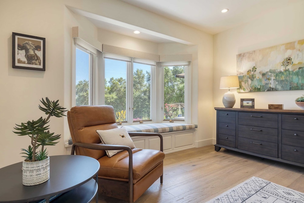 Rancho Robles by Avantstay Vineyard Villa w/ Views, Pool & Privacy