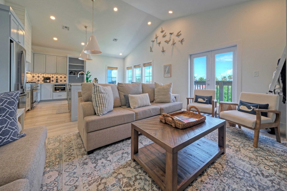 Sleeps 22 2 Homes w/ Private Pool + Patio Walkable Location, Golf Cart Zone