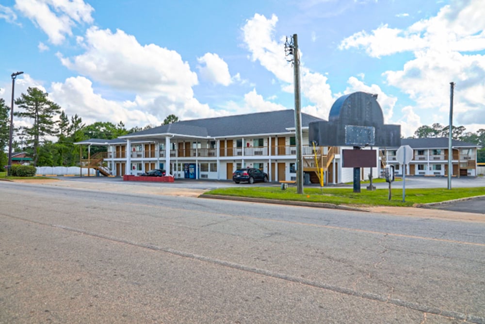Economy Inn By OYO Ashburn view 2