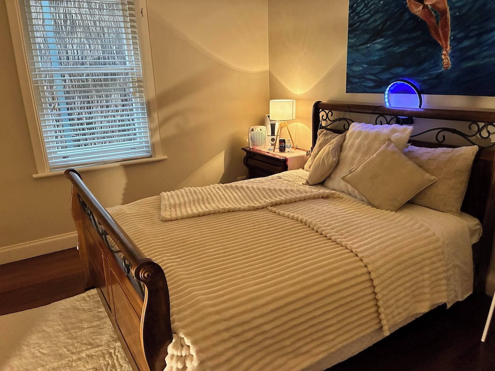 Cozy Tusmore Apartment With Private Garden City View Near Burnside Village Mall