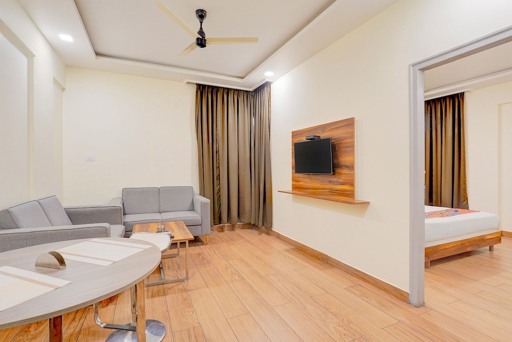 Fabhotel East Land