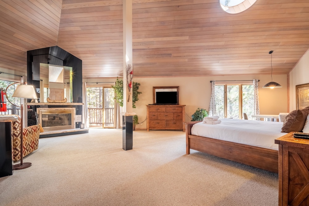Heavenly Valley by Avantstay Home w Pool Sauna Hot Tub Game Room Tennis Crt Basketball Crt