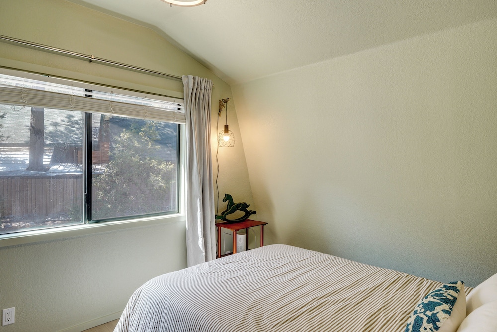 Walk to Village: Cozy Cabin in Pine Mountain Club!