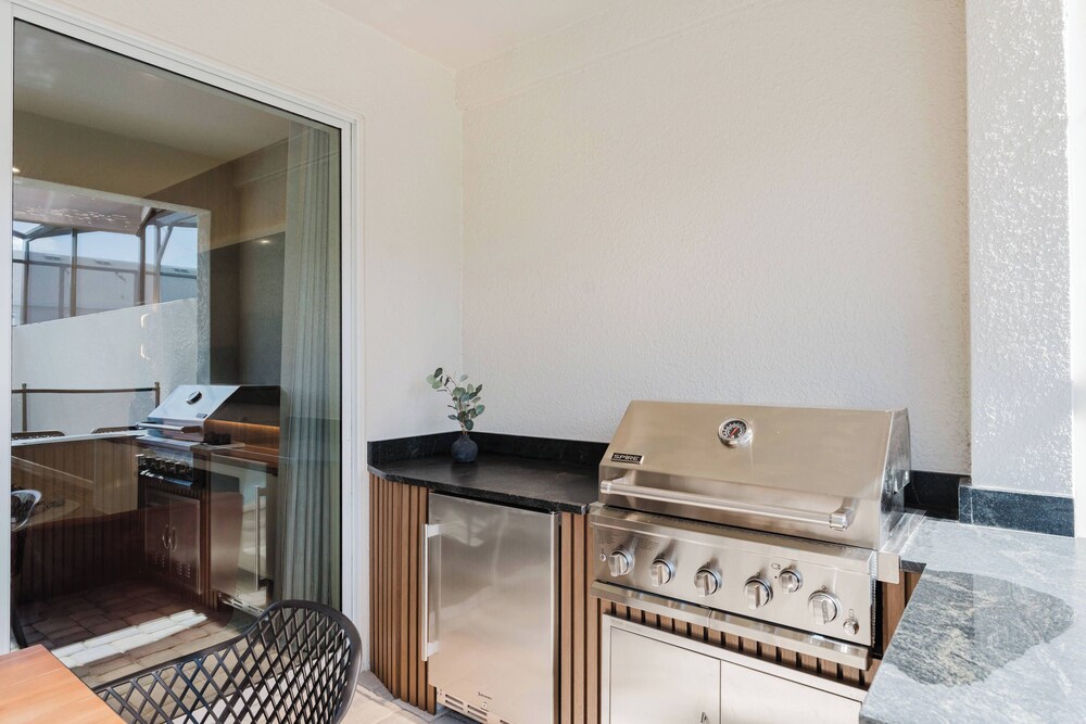 Themed 6BR Solara Near Disney Pool Summerkitchen
