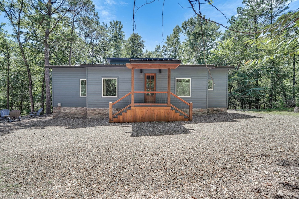 Creekside Cabin w/ Views & Hot Tub in Broken Bow