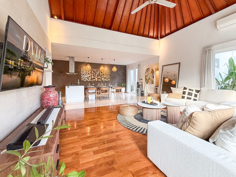 Villa St Calyx by DVH Luxe Retreats 3BR