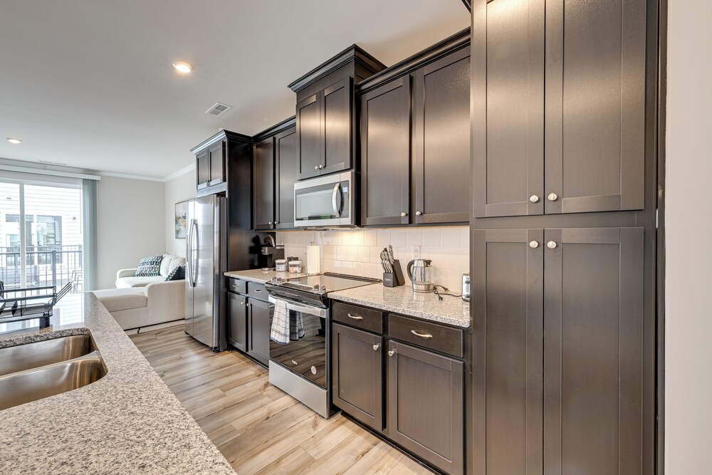 2 Mi to Uptown Charlotte: Family Townhome!